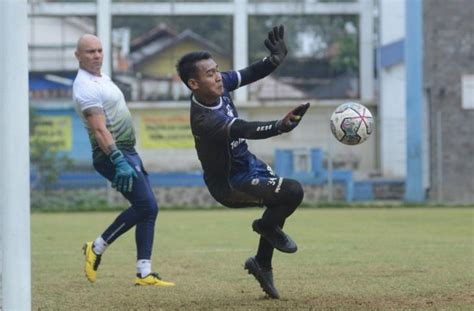 Profil Reky Rahayu Eks Kiper Persija Yang Jadi Andalan Luis Milla Di