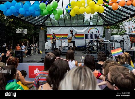 La Gente Marcha Por La Igualdad De Derechos Para La Comunidad LGBTQ Con