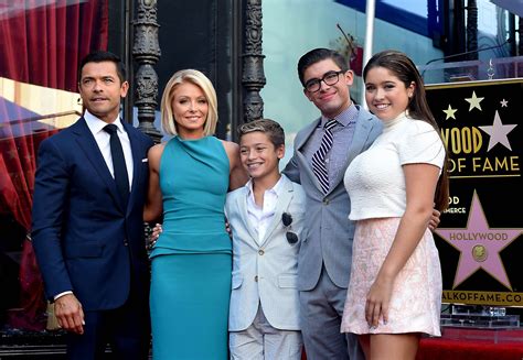 Kelly Ripa, daughter Lola Consuelos on how they handled paparazzi - ABC