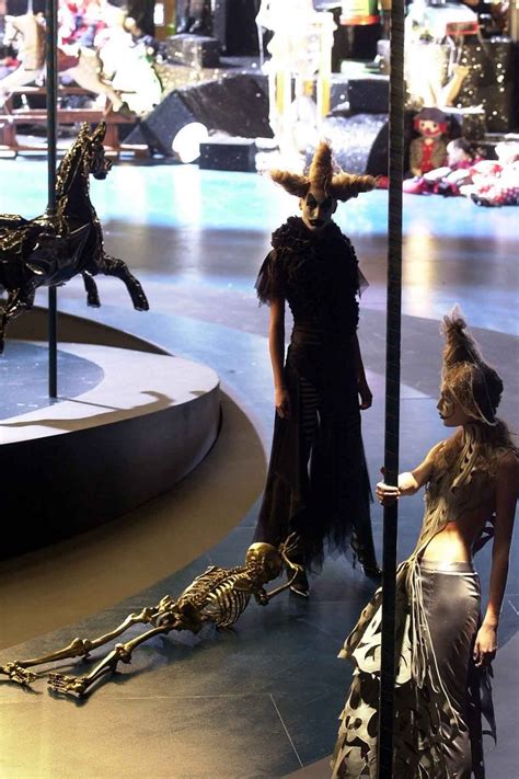 Alexander Mcqueen 20 Momentos Icónicos Sobre La Pasarela Que Hicieron