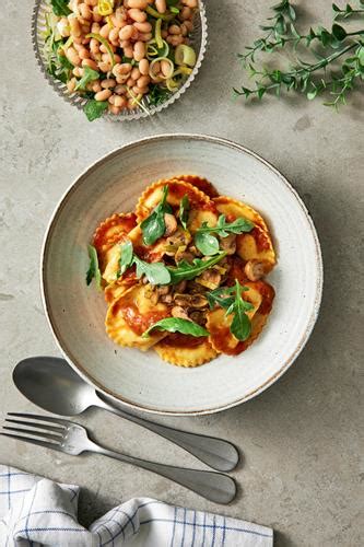 Ravioli med ugnsrostad tomatsås och champinjoner Recept Linas Matkasse