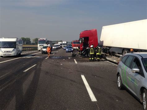 Salto Di Carreggiata In A Tir Carico Invade La Corsia Opposta