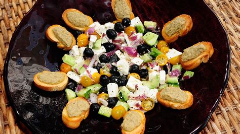 Ensalada De Tomate Queso Feta Y Aceitunas Con Tostadas De Tapenade