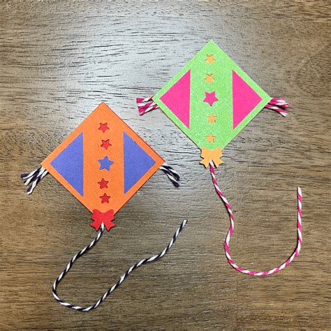 Paper Kite Craft / Lohri Kites – The Crafty Lefty – Easy DIY Tutorials ...