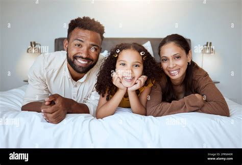 Cama familiar negra unión y amor de una madre padre y niña en un