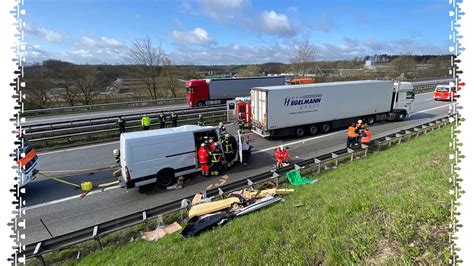 Autobahn A Sperrung Unfall Sorgt F R Stau Transporter F Hrt Auf Lkw