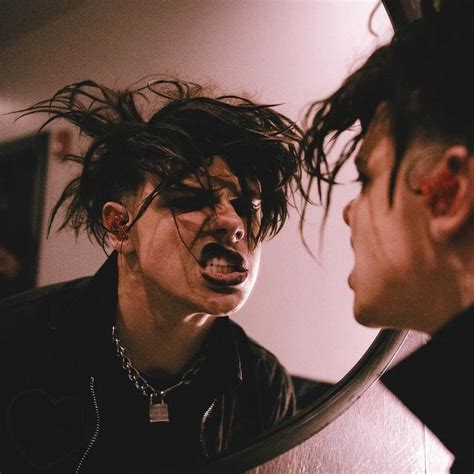 Pin By Cynthia Maxfield On Yungblud Dominic Harrison Black Heart