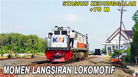 MOMEN KERETA ANGKUTAN BATU BALLAST DAN LANGSIRAN LOKOMOTIF DI STASIUN