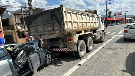 V Deo Motorista Sofre Mal S Bito E Provoca Colis O Entre Cinco Carros