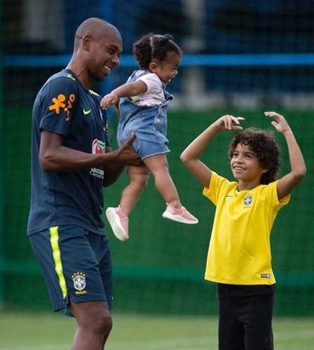 Filhos Dos Jogadores Da Sele O Roubam A Cena Em Treinos E Na Torcida