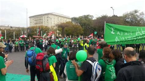 Unos 500 interinos culminan en Sevilla su marcha kilométrica contra los