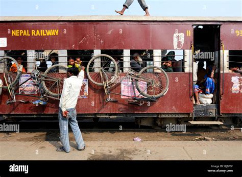 Overcrowded train in Nepal Stock Photo - Alamy