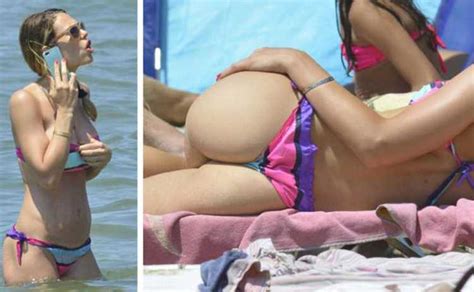 Ilary Blasi Sexy In Bikini Con Lato B Mozzafiato A Sabaudia Lancia La