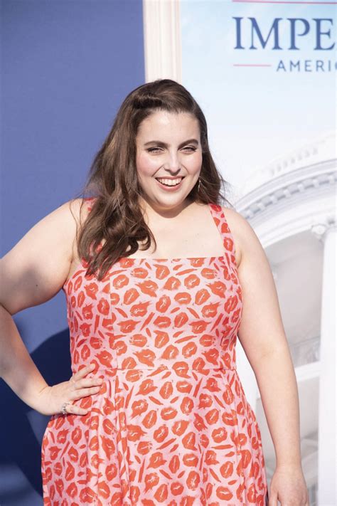 Photo Beanie Feldstein Photocall Lors De La Première De Impeachment Saison 3 De La Série