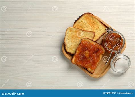 Torradas Deliciosas Compota Servida Sobre Mesa Branca De Madeira