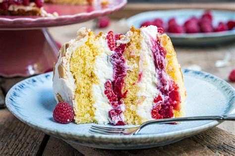 2 Süße Backideen mit Evelin und Globus Himbeer Baiser Torte