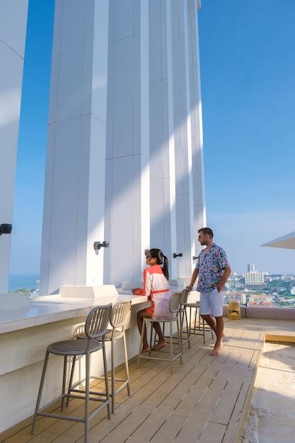 Pareja De Hombres Y Mujeres Cenando Al Atardecer En Un Restaurante En