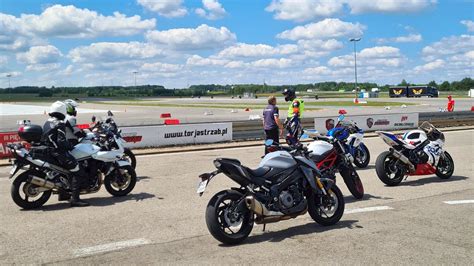 Suzuki Moto Szko A Takie Szkolenia Powinny By Obowi Zkowe