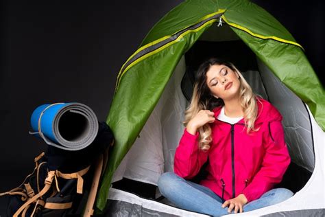 Chica Dentro De Una Tienda De Campa A Verde Foto Premium