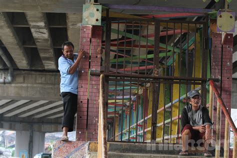 Foto Meski Ditutup Warga Panjat Jembatan Kolong Kalibata Untuk Melintas