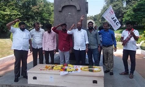 Hyderabad: Tribute to Gulf worker's body at Gun Park