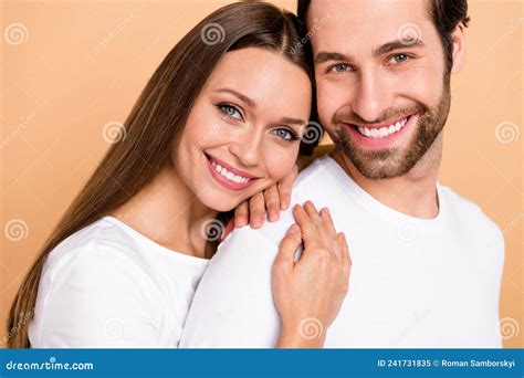 Korte Foto Van Vrij Jong Brunette Koppel Knuffel Draagt Witte Doek Geïsoleerd Op Beige Kleur