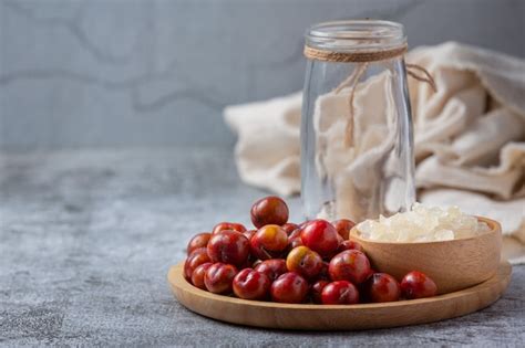 Ciruelas En Escabeche Sobre La Superficie Oscura Foto Gratis