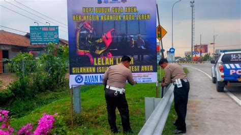 Polres Ngawi Giatkan Upaya Penekanan Angka Kecelakaan Dengan Pasang Banner Baru Di Titik Rawan