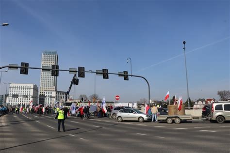 Protest rolników na rondzie Mogilskim w Krakowie Galeria RMF24