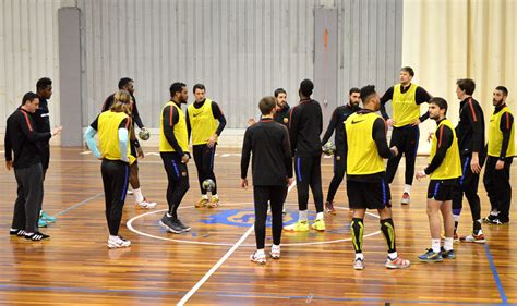 El equipo de balonmano Barça Lassa entrena en las instalaciones del