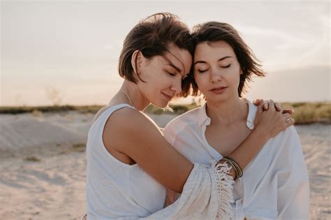 Zwei Junge Frauen Die Spaß Am Sonnenuntergangsstrand Haben Schwule Lesbische Liebesromantik