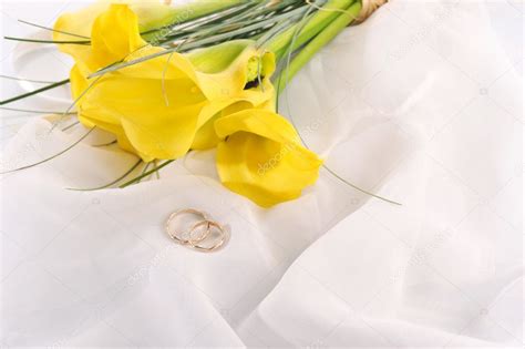 Yellow calla lilies and wedding rings — Stock Photo © Taden1 #2673536