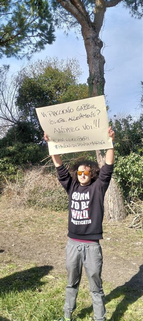 Foto Attivisti E Volontari Protestano In Difesa Dei Daini Di Classe E