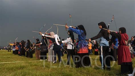 Aksi Peserta Dari Sejumlah Daerah Dalam Lomba Panahan Tradisional Di