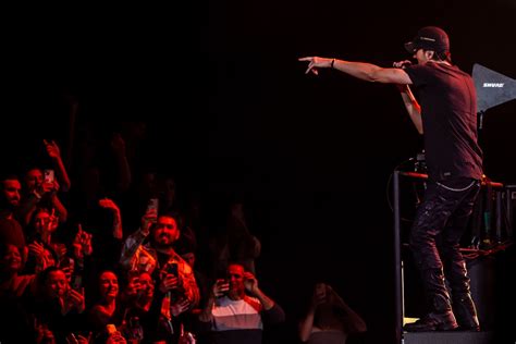 Photos: Enrique Iglesias @ Rogers Arena - Dec 10 2023 - SCENE IN THE DARK