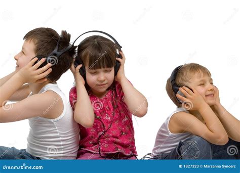 Trois Enfants écoutent La Musique Image stock Image du lumineux