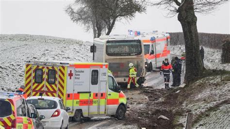 Unfälle Linienbus Fährt Gegen Baum Lehrerin Und Schüler Verletzt