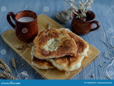 Empanadas Fritas Hechas En Casa En La Tabla De Madera Espiguillas Del