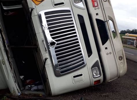 Carreta carregada farelo de soja tomba na ERS 135 em Getúlio