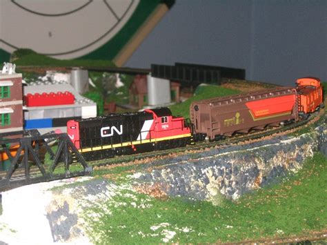 CN local runs an extra grain run down to the Hillside yard.