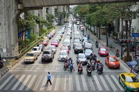 Ratchaprasong Skywalk Between Chidlom Bts Skytrain Station And Central