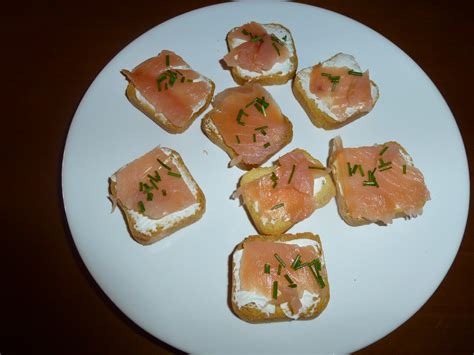 A Cozinha da Lua TOSTAS DE QUEIJO CREME E SALMÃO FUMADO