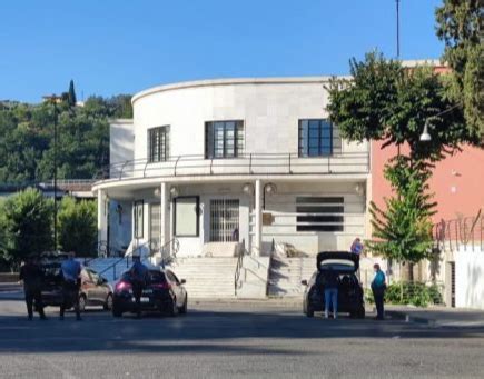 Cosenza Clochard Trovato Senza Vita Sulla Scalinata Del Cinema Italia