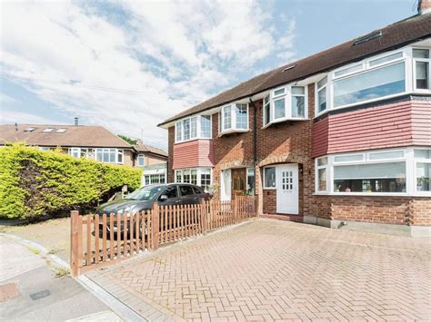 Bed Terraced House For Sale In Sussex Gardens Chessington Kt