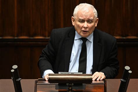 Kaczyński pojawił się na mównicy Prezes PiS ostro o zmianach w TK