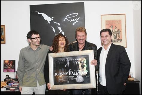 Photo EXCLUSIF JOHNNY HALLYDAY RECOIT UN TRIPLE DISQUE DE PLATINE