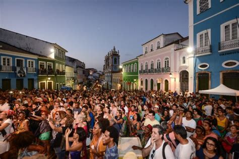 Flipel Conjunto De A Es Recebe P Blico Que Vai Ao Centro