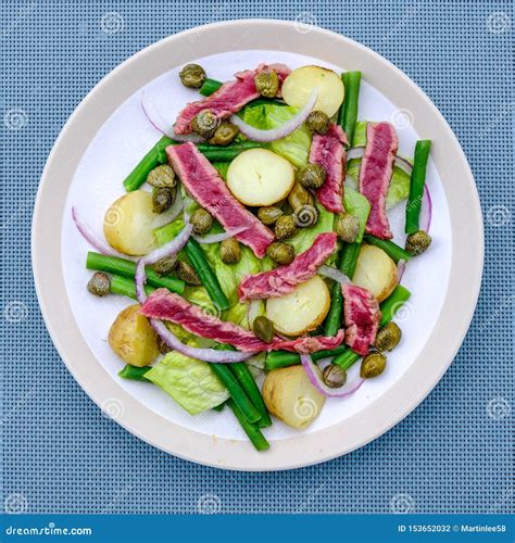 De Verse Gezonde Zeldzame Salade Van Het Rundvleeslapje Vlees Stock