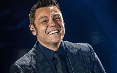 Tiziano Ferro Parla Commosso Ai Fan Il Delicato Intervento Chirurgico