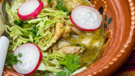 Pozole verde de pollo con chile poblano receta fácil desde cero